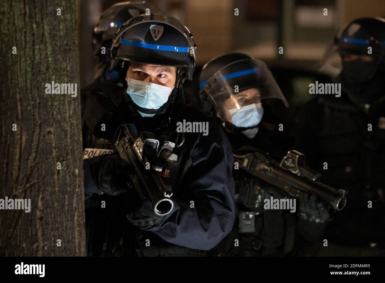 Bei einer Demonstration gegen das umstrittene globale Sicherheitsgesetz, das die Verbreitung von Fotos, in denen Polizisten und Gendarmen identifiziert werden können, auf eine Weise verbieten soll, die ihr Image schädigt, halten Bereitschaftspolizisten Blitzkugelgewehre in der Hand. Lyon, Frankreich, 24. November 2020. Foto von Emmanuel Foudrot/ABACAPRESS.COM Stockfoto