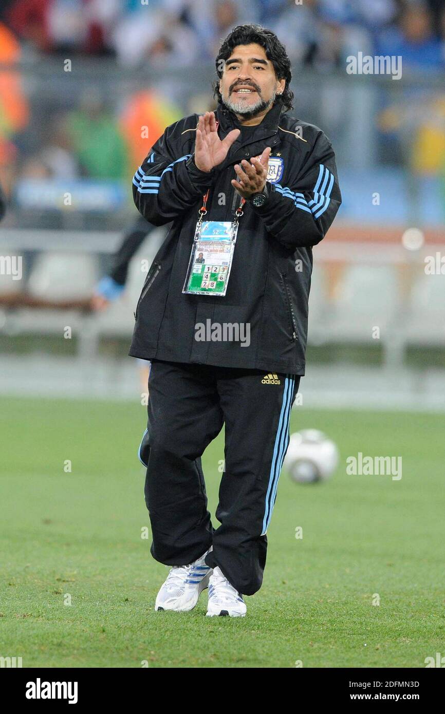 Datei Foto - Argentiniens Trainer Diego Maradona Regie der Warm-up während der FIFA Fußball-Weltmeisterschaft Südafrika 1/8 2010 der letzten Fußball-Spiel, Argentinien gegen Mexiko im Fußballstadion Soccer City in Johannesburg, Südafrika am 27. Juni 2010. Argentinien gewann 3:1. Diego Maradona ist nur wenige Tage nach seinem 60. Alter an einem Herzinfarkt gestorben. Die argentinische Fußballlegende starb zu Hause, sagte sein Anwalt, nur zwei Wochen nach der Operation an einem Blot in seinem Gehirn. Weithin als einer der größten Spieler aller Zeiten auf dem Spielfeld angesehen, war sein Leben abseits des Platzes ebenso berüchtigt - inmitten von Schlachten mit Drogen Stockfoto