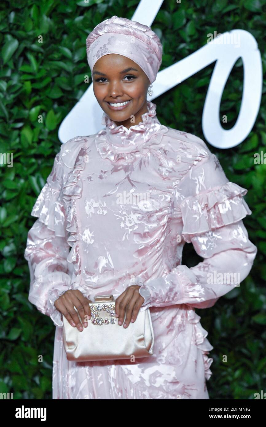 Datei Foto vom 02. Dezember 2019 von Halima Aden bei den Fashion Awards 2019 in der Royal Albert Hall in London, Großbritannien. Das amerikanische Model Halima Aden sagt, dass sie das Laufbahnmodellieren aufgibt, da es ihre religiösen Überzeugungen kompromittiert. Der 23-Jährige ist auf dem Cover der britischen Vogue, Vogue Arabia und Allure erschienen. Auf Instagram schrieb sie, dass die Coronavirus-Pandemie ihr Zeit gegeben habe, aufzuhören und darüber nachzudenken, was ihre Werte als muslimische Frau sind. "Ein 'Hijabi' zu sein ist wirklich eine Reise mit vielen Höhen und Tiefen", sagte sie. Foto von Aurore Marechal/ABACAPRESS.COM Stockfoto