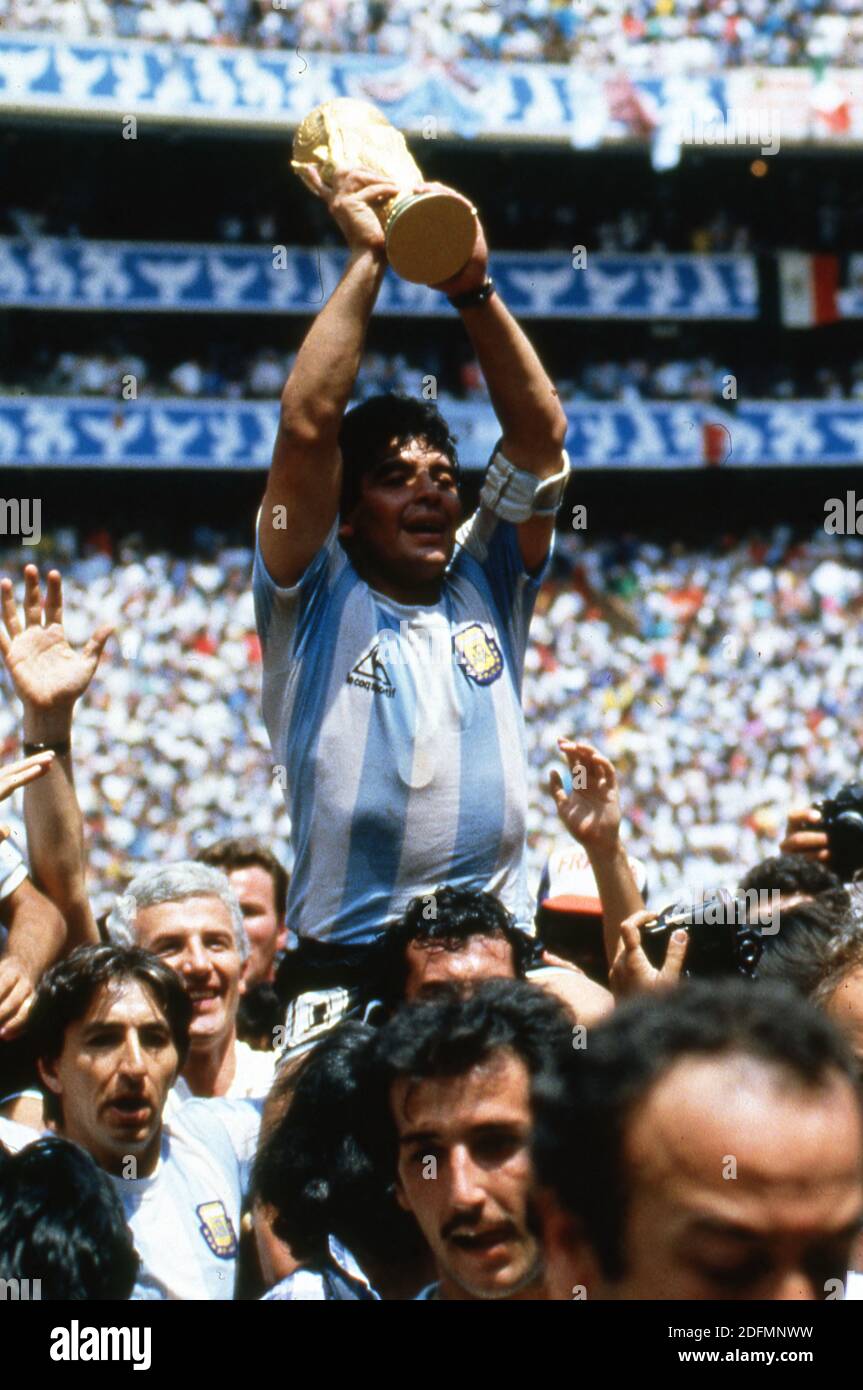 Datei Foto vom 29. Juni 1986 des argentinischen Fußball-Star-Mannschaftskapitän Diego Armando Maradona zeigt die Fußball-WM von seinem Team nach einem Sieg über die Bundesrepublik 3-2 im Azteca-Stadion in Mexiko-Stadt gewonnen. Diego Maradona ist nur wenige Tage nach seinem 60. Alter an einem Herzinfarkt gestorben. Die argentinische Fußballlegende starb zu Hause, sagte sein Anwalt, nur zwei Wochen nach der Operation an einem Blot in seinem Gehirn. Weithin als einer der größten Spieler aller Zeiten auf dem Platz angesehen, war sein Leben abseits des Platzes ebenso berüchtigt - inmitten von Kämpfen mit Drogen- und Alkoholabhängigkeit. Foto von Giuliano Be Stockfoto