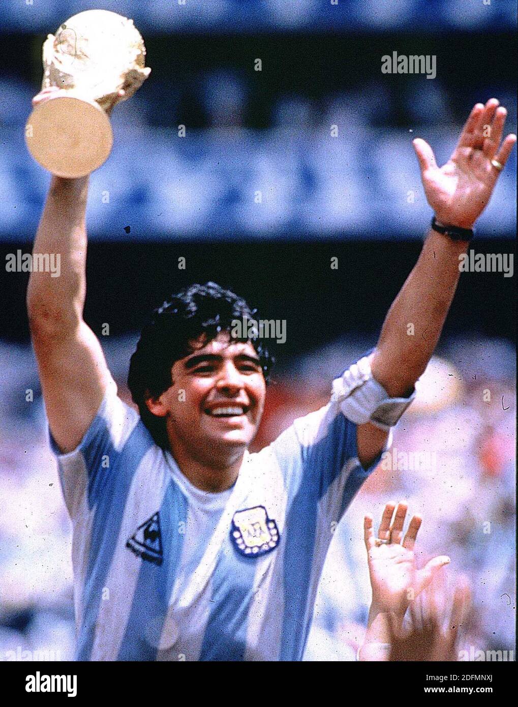 Datei Foto vom 29. Juni 1986 des argentinischen Fußball-Star-Mannschaftskapitän Diego Armando Maradona zeigt die Fußball-WM von seinem Team nach einem Sieg über die Bundesrepublik 3-2 im Azteca-Stadion in Mexiko-Stadt gewonnen. Diego Maradona ist nur wenige Tage nach seinem 60. Alter an einem Herzinfarkt gestorben. Die argentinische Fußballlegende starb zu Hause, sagte sein Anwalt, nur zwei Wochen nach der Operation an einem Blot in seinem Gehirn. Weithin als einer der größten Spieler aller Zeiten auf dem Platz angesehen, war sein Leben abseits des Platzes ebenso berüchtigt - inmitten von Kämpfen mit Drogen- und Alkoholabhängigkeit. Foto von Giuliano Be Stockfoto