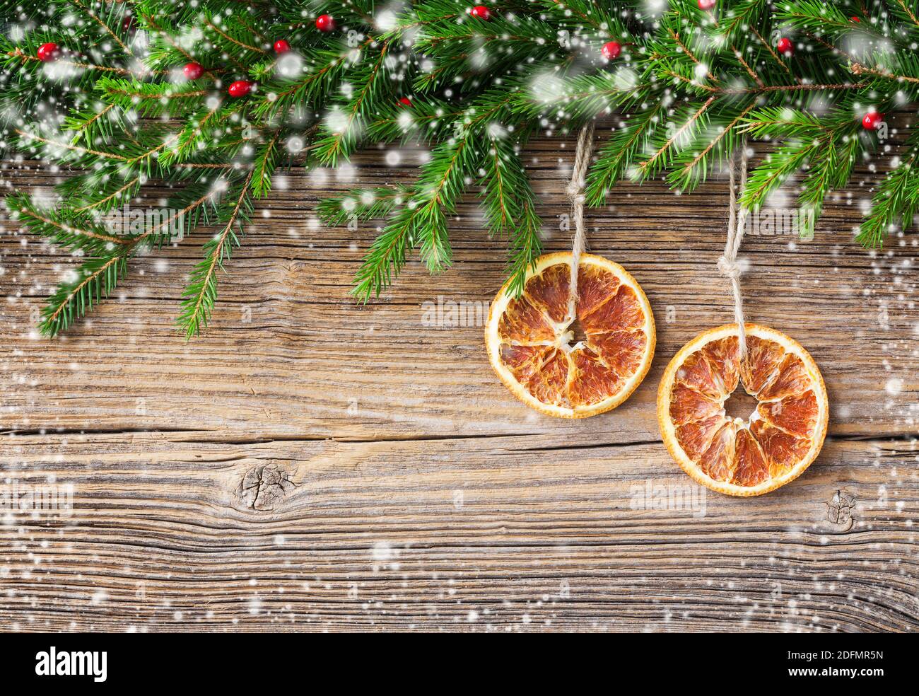 Weihnachten Hintergrund. Weihnachten Tannenbaum Zweig und orange auf alten hölzernen Hintergrund. Stockfoto