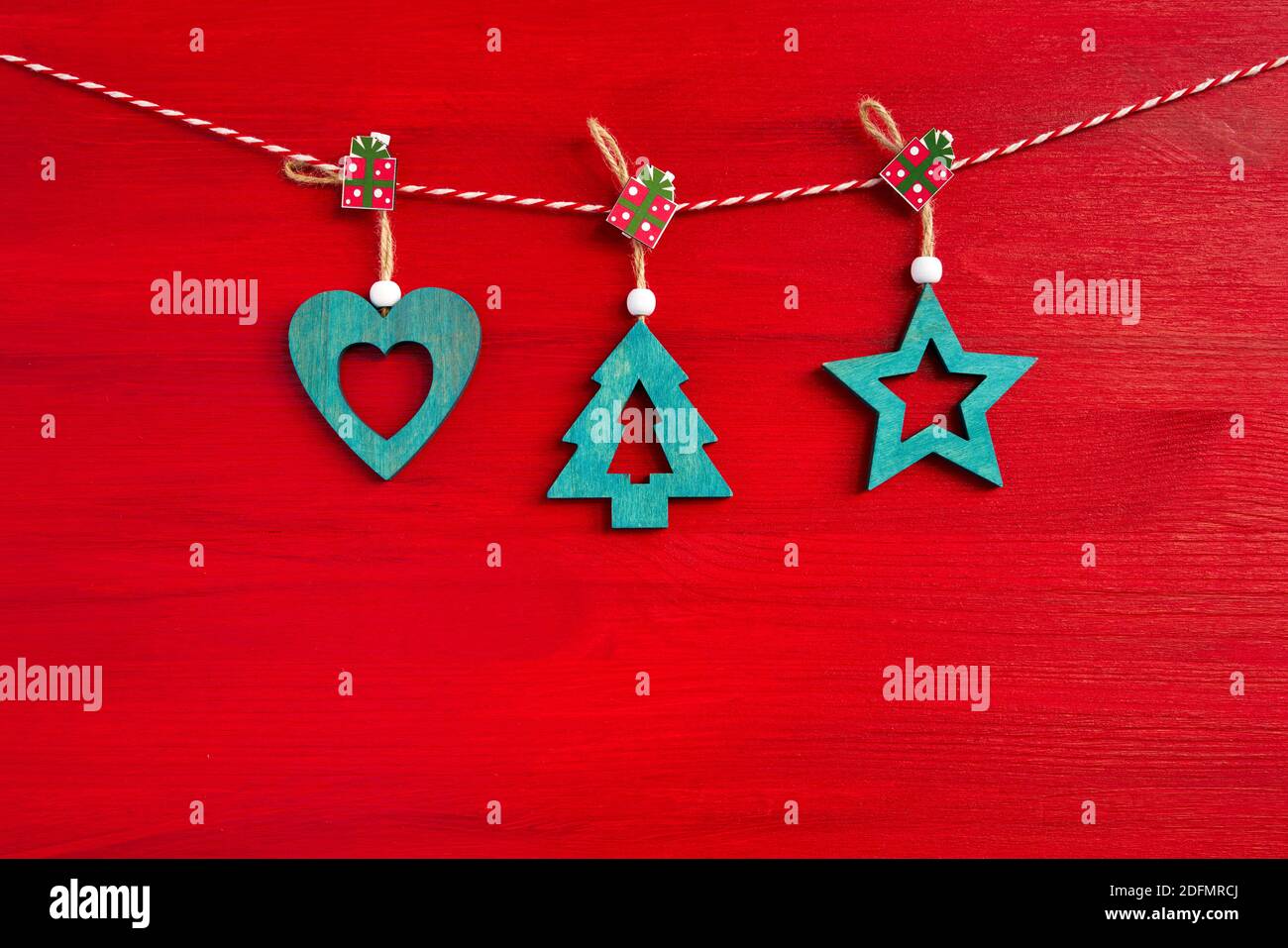 Rote Weihnachten Hintergrund. Grüne Weihnachtsdekoration auf rotem Holzhintergrund. Speicherplatz kopieren Stockfoto