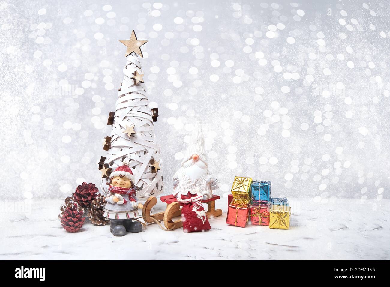Weihnachtskarte. Weihnachtsbaum, Noel Gnome, kleine Geschenke, Schnee Textur. Weihnachtssymbol. Stockfoto