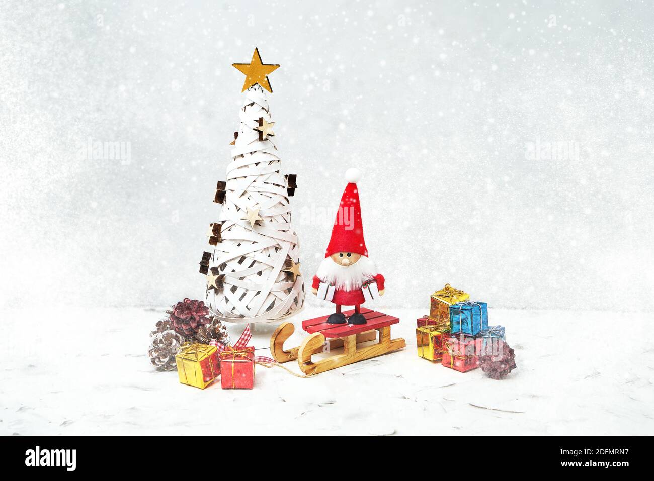 Weihnachtskarte. Santa gnome Hintergrund mit Geschenken und Schnee. Weihnachtssymbol. Stockfoto