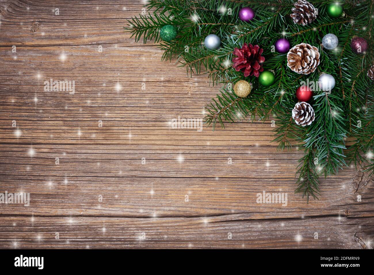 Weihnachten Hintergrund. Tannenzweig mit Dekoration. Kopierbereich, Draufsicht, getönt Stockfoto