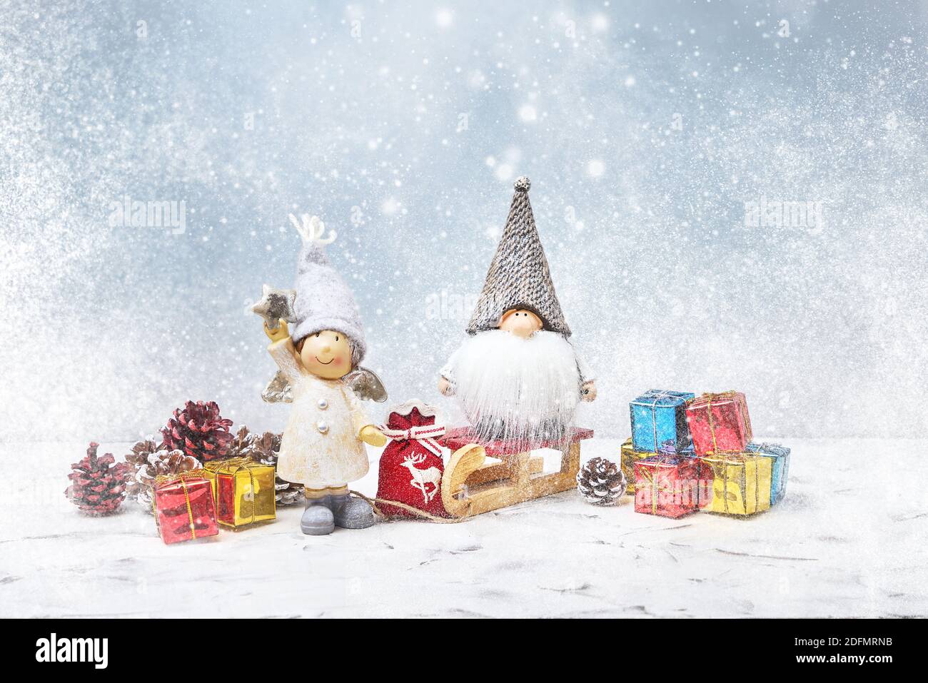 Weihnachtskarte. Noel Gnome, kleine Geschenke, Schnee Textur. Weihnachtssymbol. Stockfoto