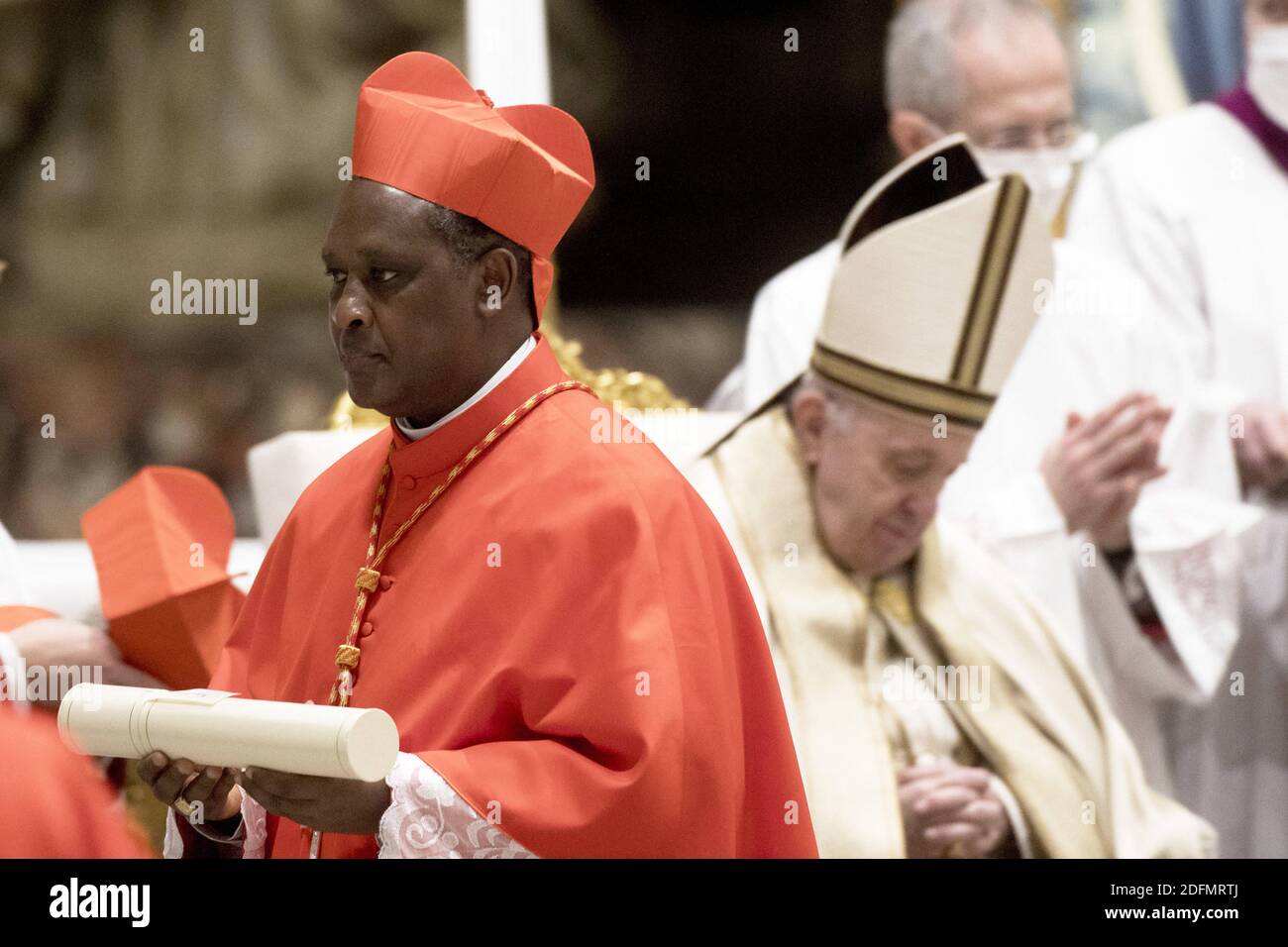 Der neue Kardinal Antoine Kambanda (Ruanda) erhält den roten Krettelhut von Papst Franziskus bei einer Konsistoralfeier zur Schaffung von 13 neuen Kardinälen in der Petersbasilika im Vatikan am 28. November 2020. Papst Franziskus hielt das 7. Ordentliche öffentliche Konsistorium seines Pontifikats ab, um 13 neue Kardinäle aus 8 Nationen der Welt zu schaffen. Während der Zeremonie hatten alle Kardinäle eine Schutzmaske gegen den COVID-19. Foto von ABACAPRESS.COM Stockfoto