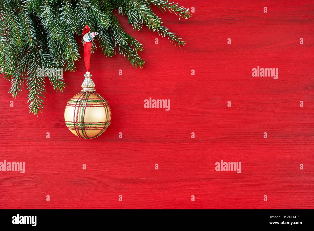Rote Weihnachten Hintergrund mit Dekoration. Speicherplatz kopieren Stockfoto