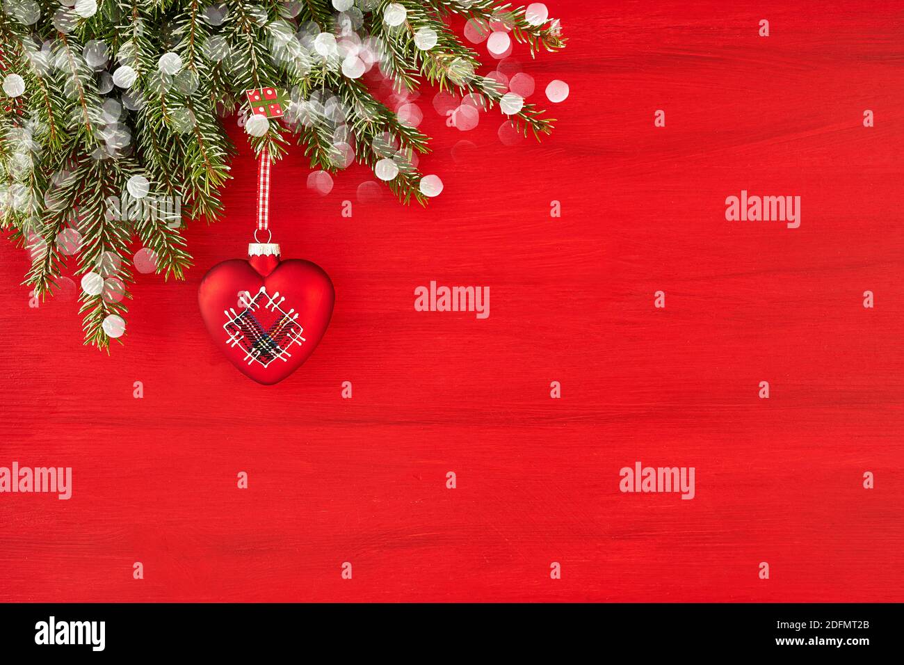 Rote Weihnachten Hintergrund mit Tannenbaum und roten Herzen Dekoration. Speicherplatz kopieren Stockfoto