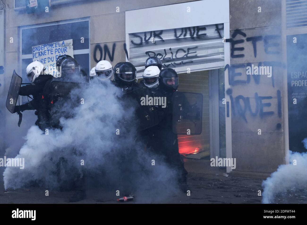 Die französische Polizei stand Wache in Front zerstört BNP Paribas Bank von Demonstranten während des Zusammenstoßes mit Französisch Riot Polizei, wie sie gegen das umstrittene globale Sicherheitsgesetz zu demonstrieren, die parlamentarische Zustimmung, in Paris, Die globale Sicherheitsgesetzgebung, die derzeit vom französischen Parlament verabschiedet wird, zielt darauf ab, das Teilen von Fotos zu verbieten, in denen Polizeibeamte und Gendarmen auf eine Weise identifiziert werden können, die ihrem Image schadet. Frankreich hat in der vergangenen Woche mehrere Proteste gegen das vorgeschlagene Gesetz erlebt - aber ein jüngster Vorfall, bei dem die französische Polizei auf einer Sicherheitskamera gefangen wurde Stockfoto