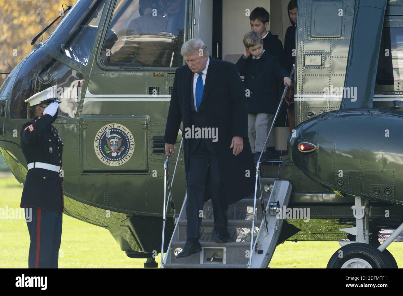 US-Präsident Donald Trump kehrt mit Enkeln, Theodore, Joseph und Arabella Kushner nach einem Thanksgiving-Wochenende in Camp David ins Weiße Haus zurück. Washington, DC, USA, 29. November 2020. Foto von Chris Kleponis/Pool/ABACAPRESS.COM Stockfoto