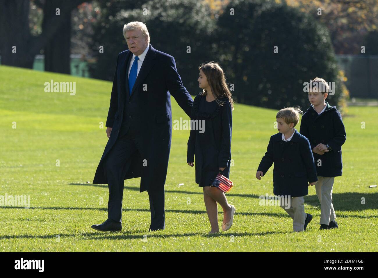 US-Präsident Donald Trump kehrt mit den Enkelkindern Arabella, Theodore und Joseph Kushner nach einem Thanksgiving-Wochenende in Camp David ins Weiße Haus zurück. Washington, DC, USA, 29. November 2020. Foto von Chris Kleponis/Pool/ABACAPRESS.COM Stockfoto