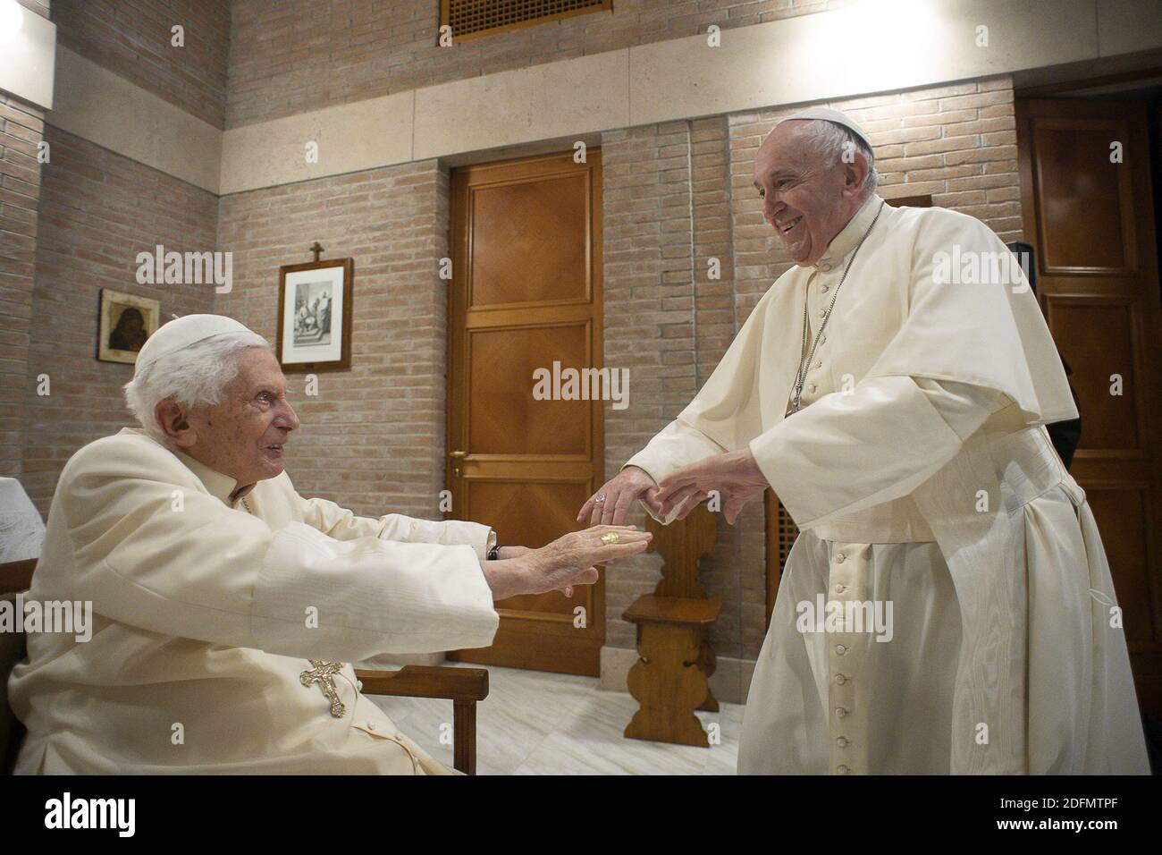 Papst Franziskus und die 11 neuen Kardinäle, die in Rom anwesend waren, besuchten Papst emeritierten Papst Benedikt XVI. Am Ende der Feier des ordentlichen öffentlichen Konsistorium, das am 28. November 2020 im Petersdom im Vatikan stattfand. Die Begegnung fand in der Kapelle des Klosters Mater Ecclesiae im Vatikan in einer Atmosphäre der Zuneigung statt, in der die Kardinäle individuell dem emeritierten Papst vorgestellt wurden. Der Besuch des Klosters Mater Ecclesiae hat sich seit dem Konsistorium von 2016 zu einer gefestigten Tradition entwickelt. Foto von ABACAPRESS.COM Stockfoto