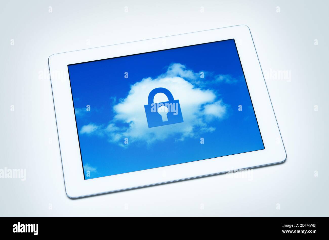 Sichern Sie Ihr Tablet mit einer Sperre über einer Cumulus-Wolke auf dem Bildschirm. Alle Logos entfernt. Stockfoto