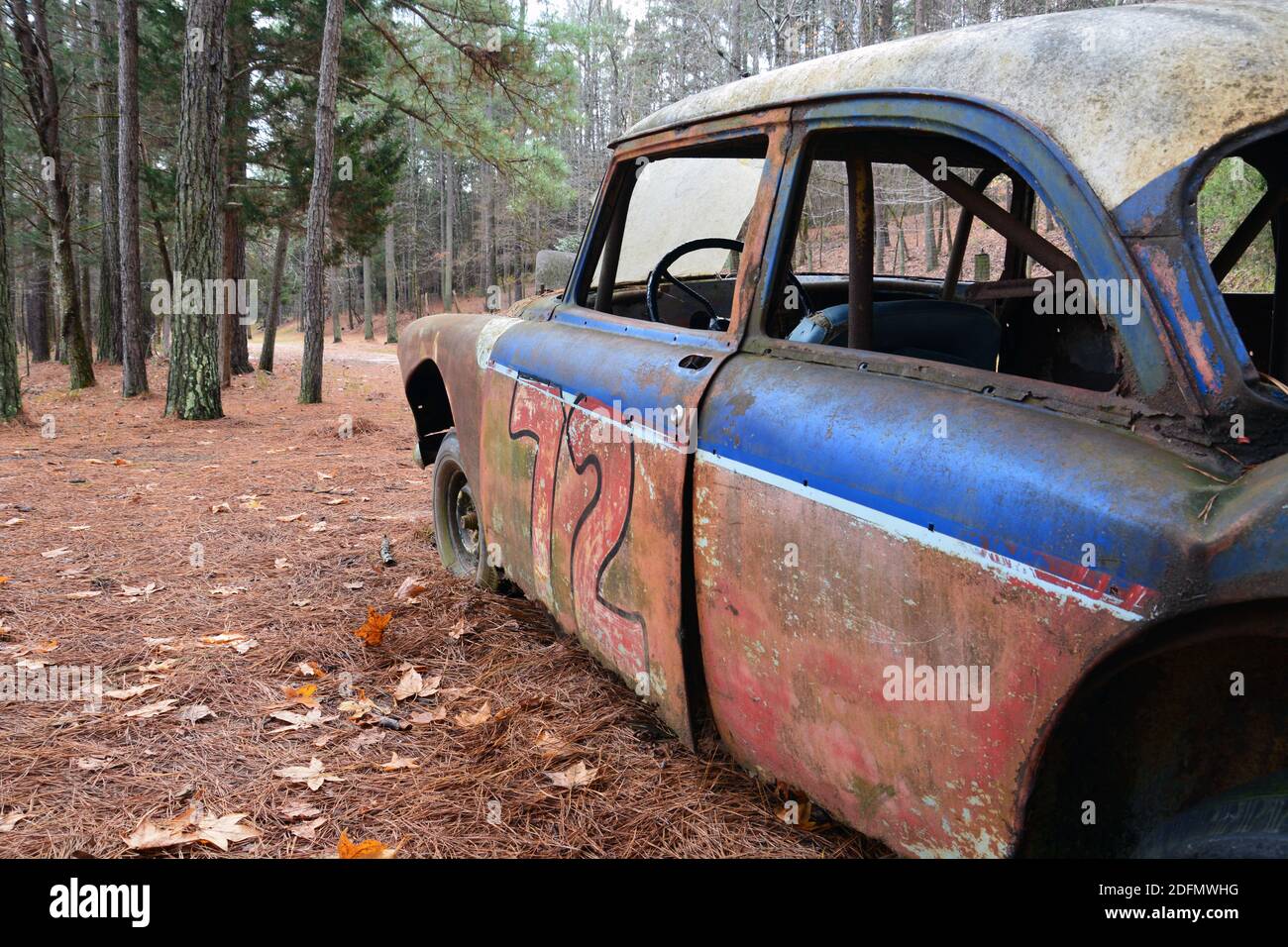 Ein verlassene Oldtimer-Rennwagen auf dem ehemaligen Occoneechee Speedway, einer schmutzigen ovalen NASCAR-Strecke, die 2003 zu einem Wanderweg umgebaut wurde Stockfoto