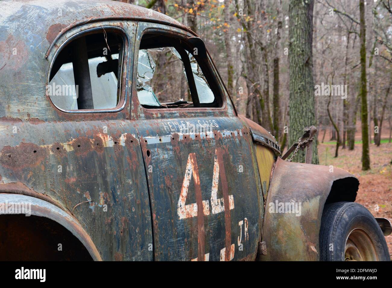 Ein verlassene Oldtimer-Rennwagen auf dem ehemaligen Occoneechee Speedway, einer schmutzigen ovalen NASCAR-Strecke, die 2003 zu einem Wanderweg umgebaut wurde Stockfoto