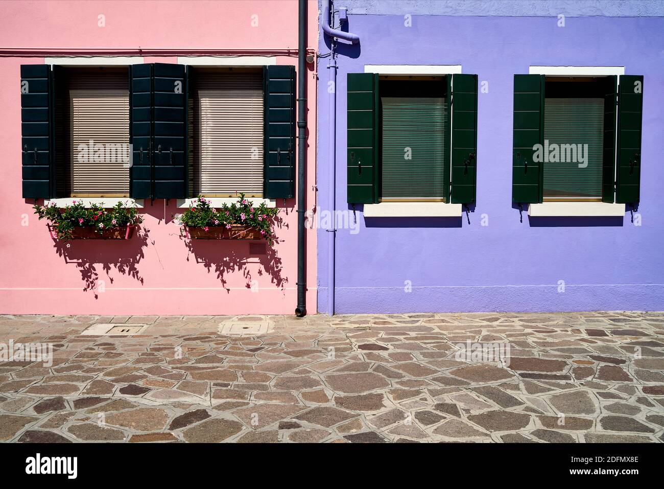 Fenster mit geöffnetem grünen Verschluss. Italien, Venedig, Insel Burano. Stockfoto