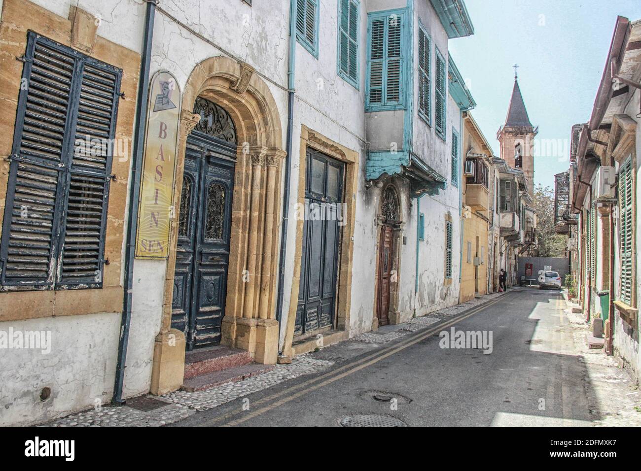 Eine alte Straße in Cypress, die Türen und bröckelnde Architektur zeigt Stockfoto