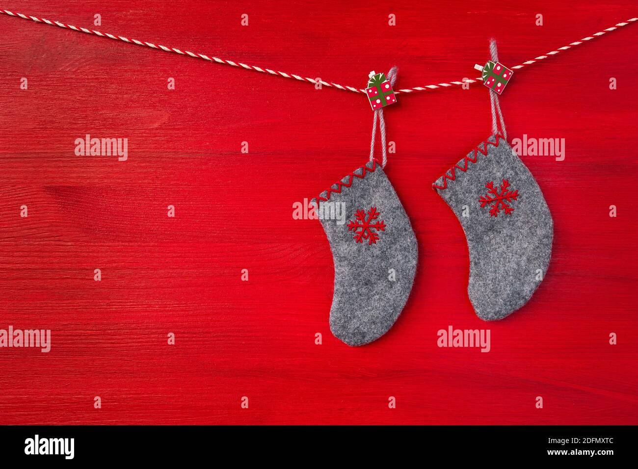 Rote Weihnachten Hintergrund. Dekorative Weihnachtssocken auf rotem Holzhintergrund. Platz kopieren, Draufsicht, Flatlay Stockfoto