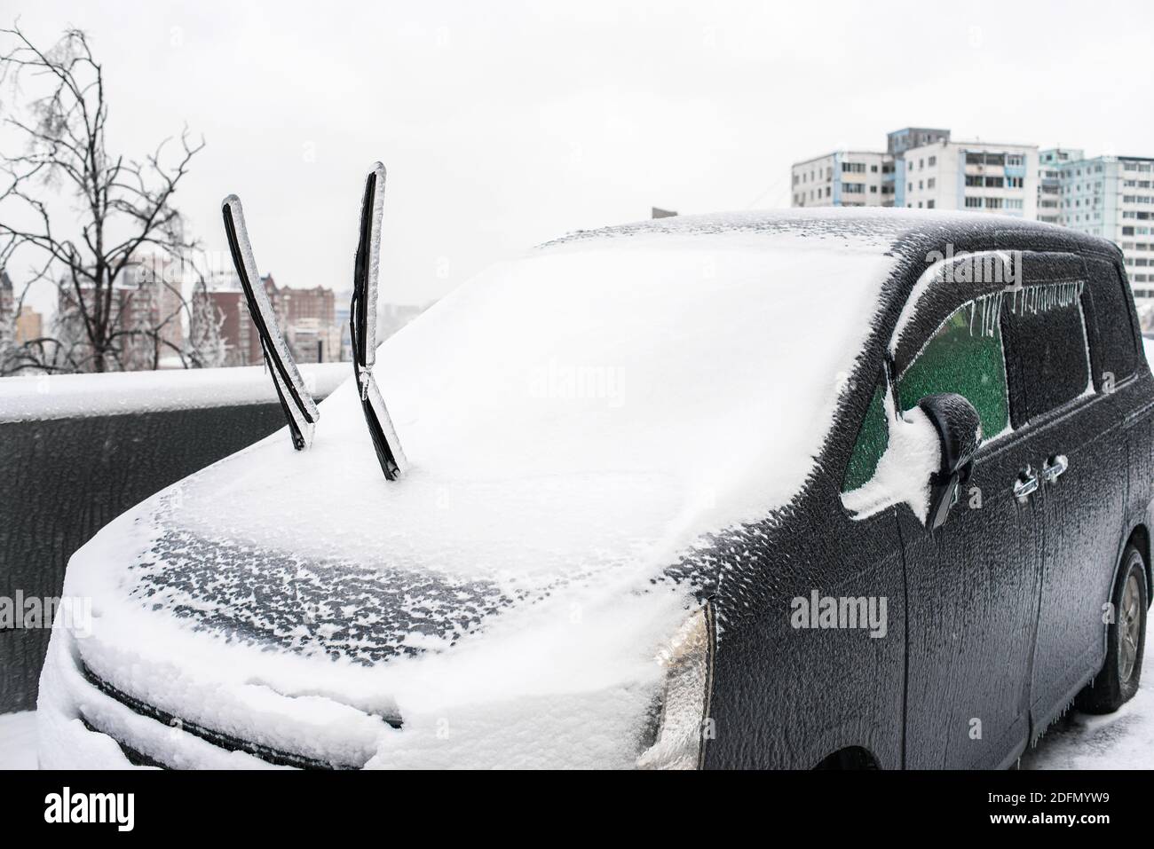 Autowischer nach kaltem Regen aus nächster Nähe mit Eis und Schnee bedeckt. Eissturmzyklon. Stadt im Winter. Frostige Szenen im Winter. Schneebedecktes Wetter. Stockfoto