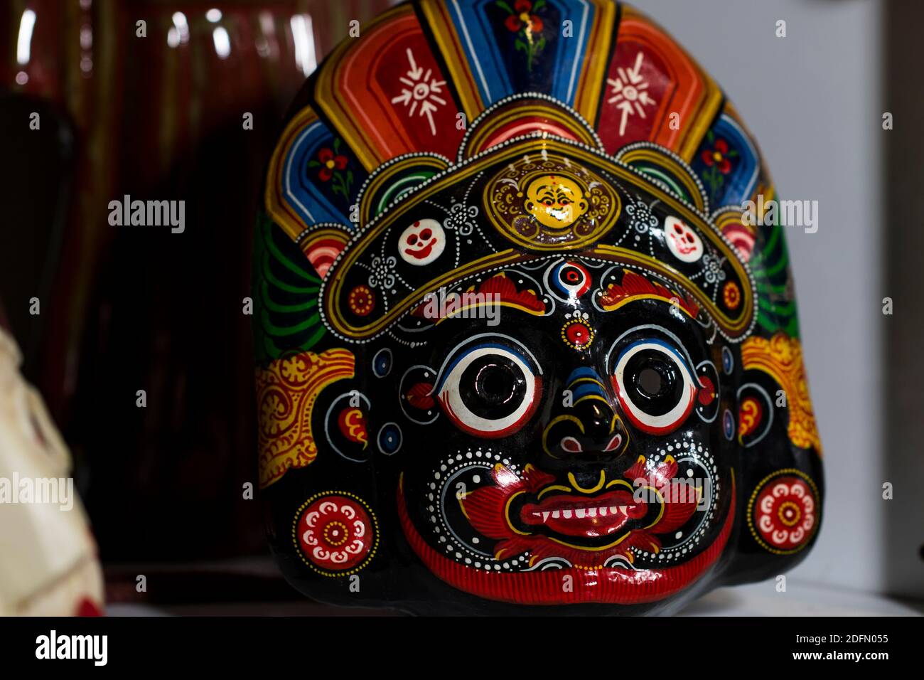 Masken schließen handgeschnitzte Holzmasken aus Nepal. Mystische Gottheiten Gesichter von Hand in Holz geschnitzt. Nahaufnahme der Masken. Stockfoto