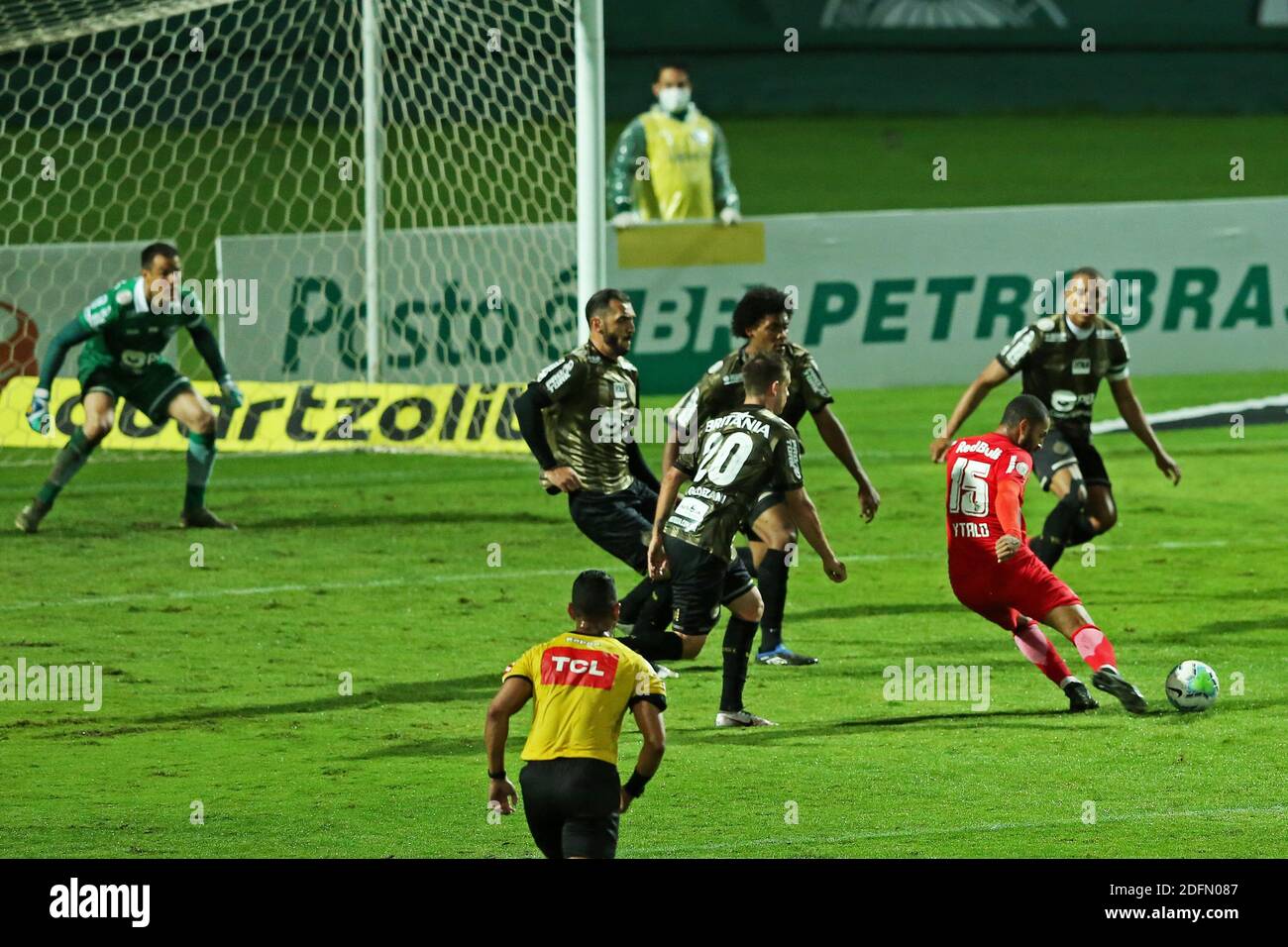 Couto Pereira Stadium, Curitiba, Brasilien. Dezember 2020. Brasilianische Serie A, Coritiba gegen Red Bull Bragantino; der Torwart Wilson von Coritiba Uhren, wie der Schuss von Ytalo von Red Bull Bragantino kommt auf sein Ziel Kredit: Action Plus Sport / Alamy Live News Stockfoto