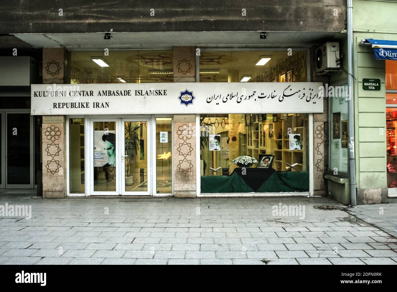 SARAJEVO, BOSNIEN - 4. JUNI 2008: Iranisches Kulturzentrum der Botschaft der islamischen republik iran im Zentrum von Sarajevo. Es ist ein Symbol für Th Stockfoto