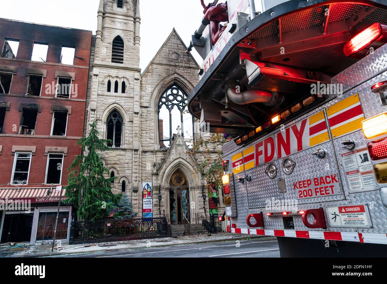 New York, Usa. Dezember 2020. Feuerwehrauto steht an der historischen East Village Middle Collegiate Church, die durch Feuer auf der 2nd Avenue in Manhattan zerstört wurde. Das Feuer begann in einem leerstehenden angrenzenden Gebäude und breitete sich dann auf die 128 Jahre alte mittlere Stiftskirche aus. Sechs-Alarm-Feuer zerstört vollständig das Gebäude und die Kirche. Nach Angaben der Feuerwehr wird das Gebäude abgerissen und die Kirche einer strukturierten Bewertung unterzogen. Alle Tiffany Fenster und Tiffany Dachfenster wurden ebenfalls zerstört. (Foto von Lev Radin/Pacific Press) Quelle: Pacific Press Media Production Corp./Alamy Live News Stockfoto