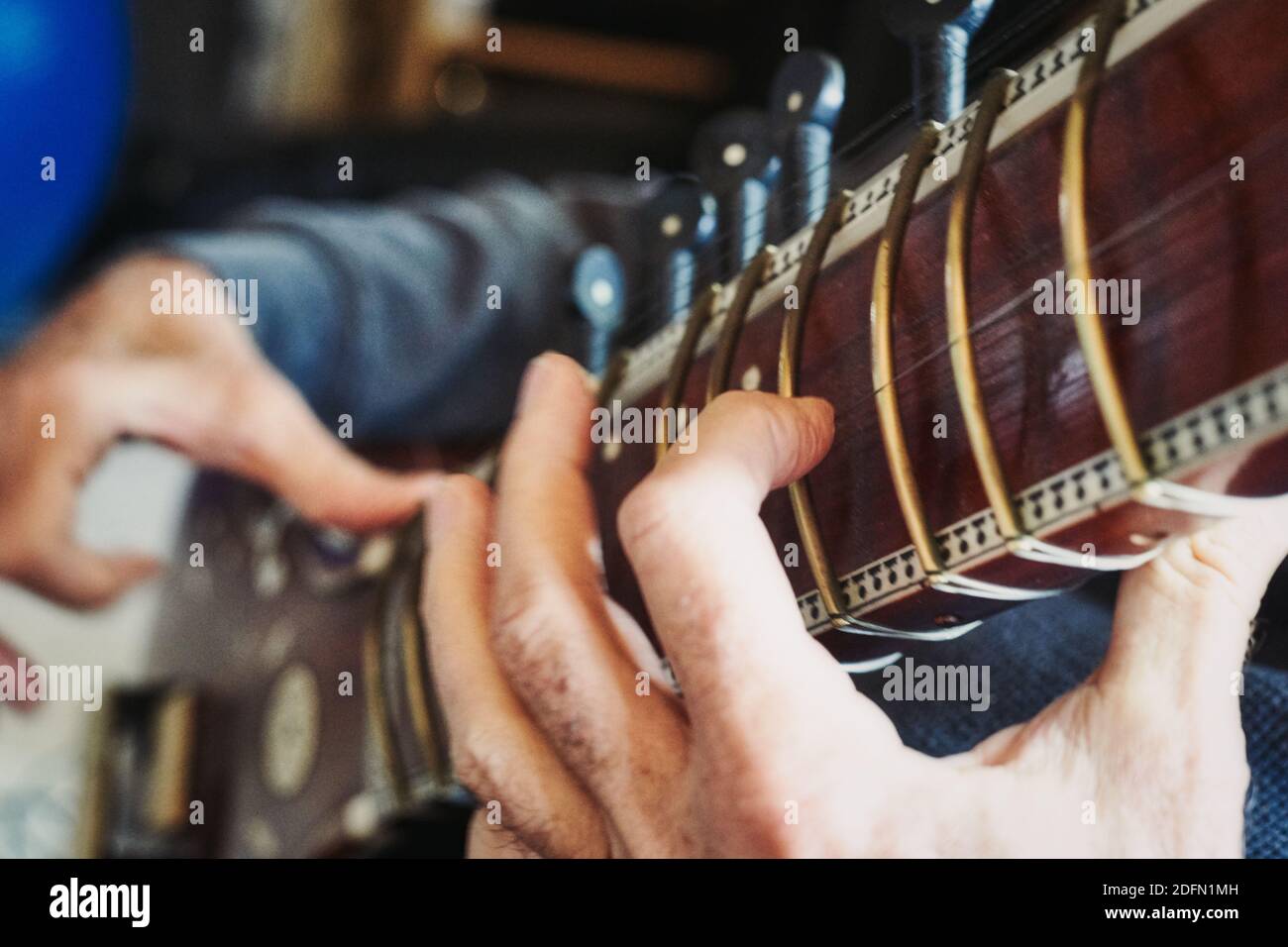 Hände spielen eine Sitar Stockfoto