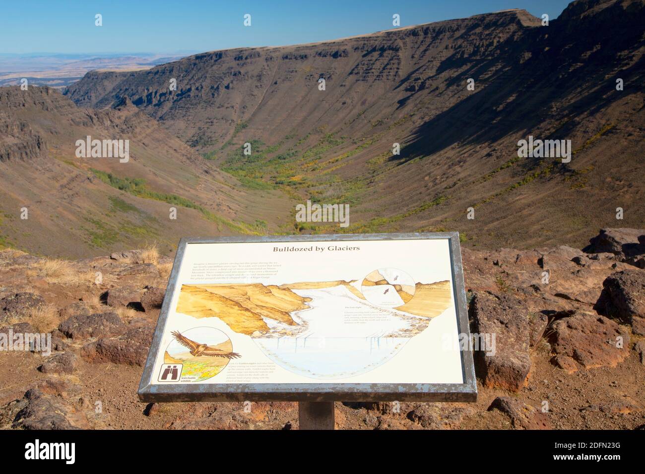 Kiger Gorge mit Auswertungstafel von Kiger Gorge Overlook, Steens Mountain Cooperative Management and Protection Area, Oregon Stockfoto