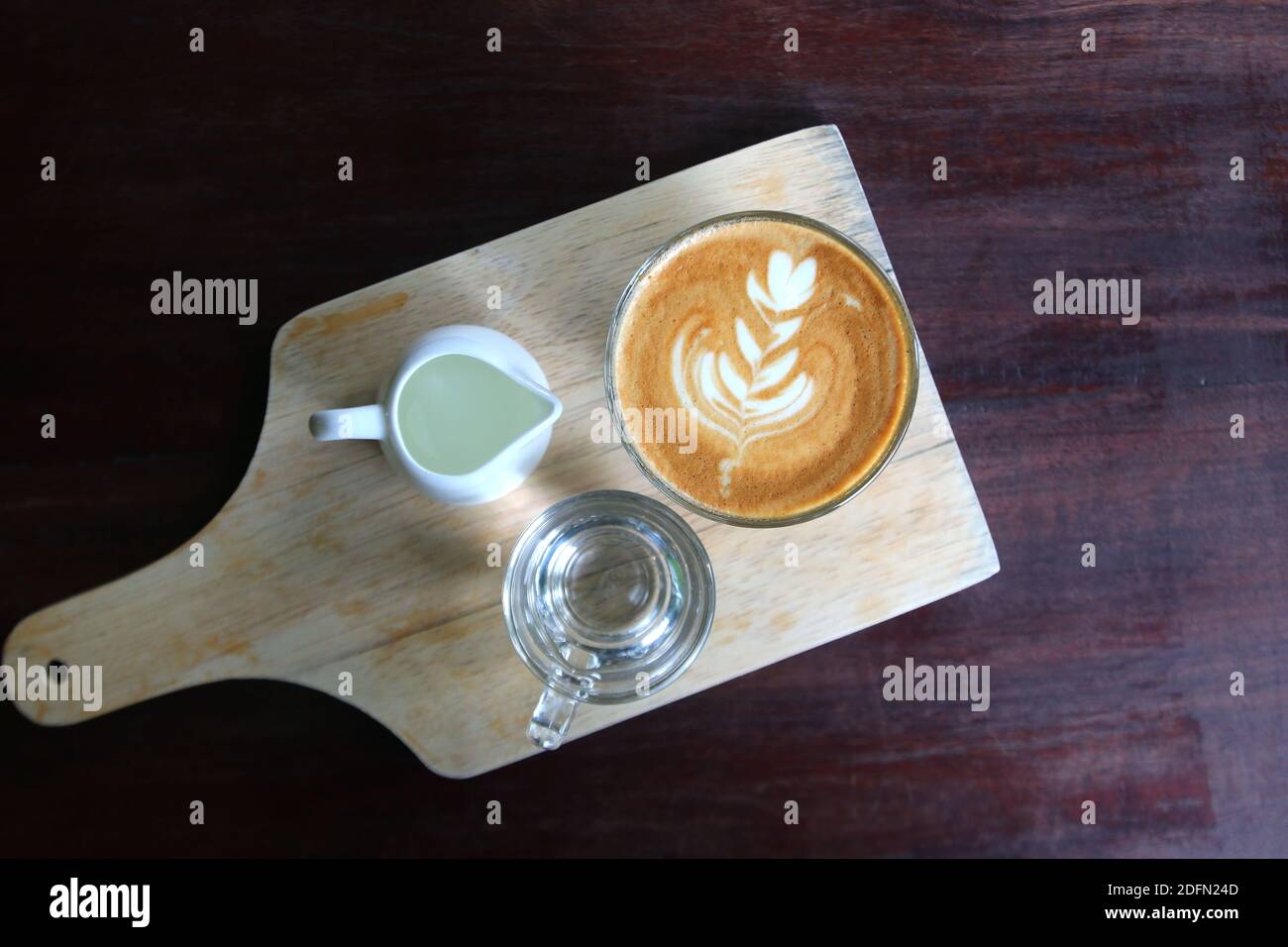 Tasse heißen Latte Art Kaffee auf Holztisch Stockfoto