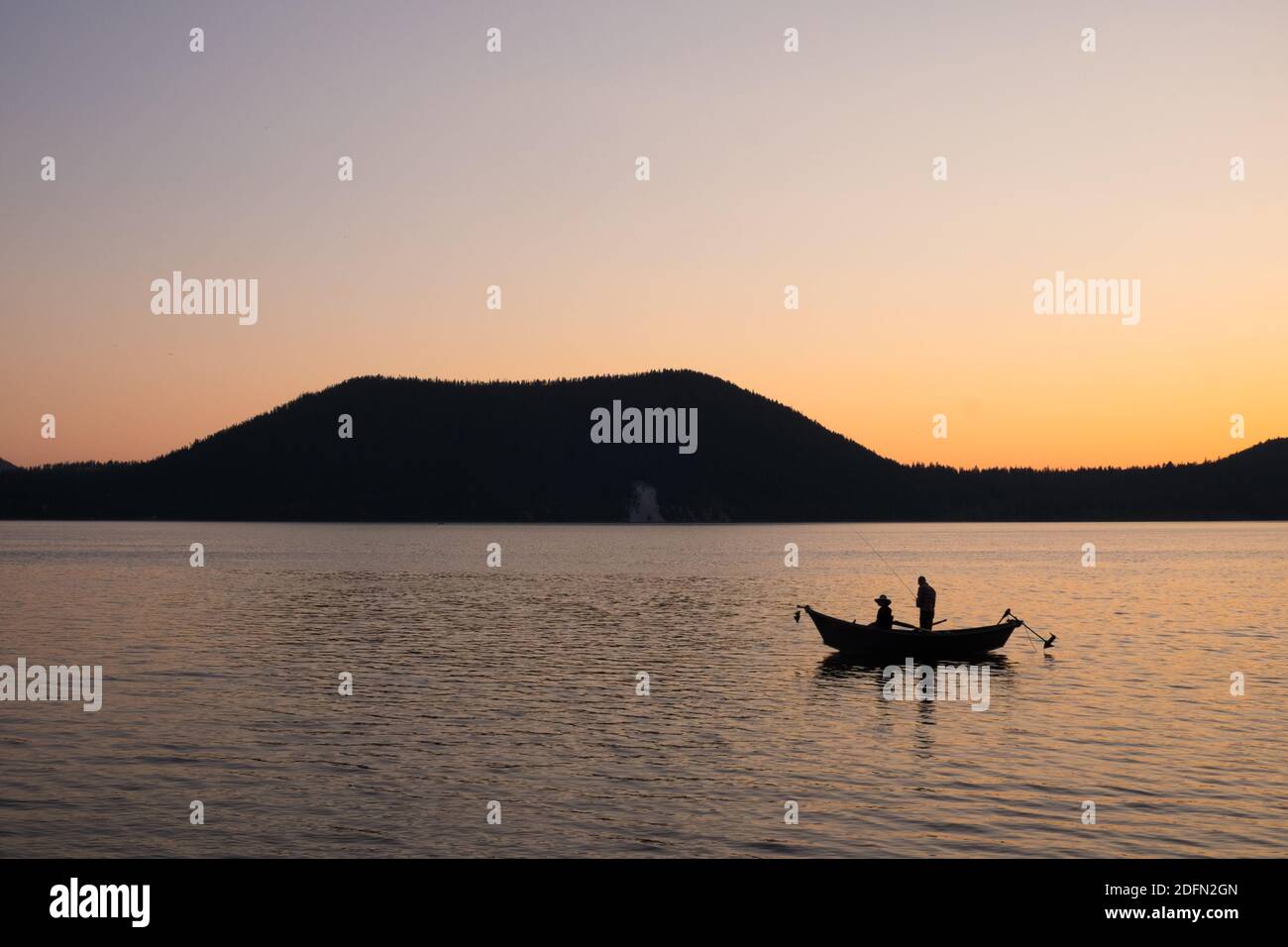 Fischer auf einem See am Newberry Caldera National Volcanic Monument in der Nähe von Bend, Oregon, USA Stockfoto