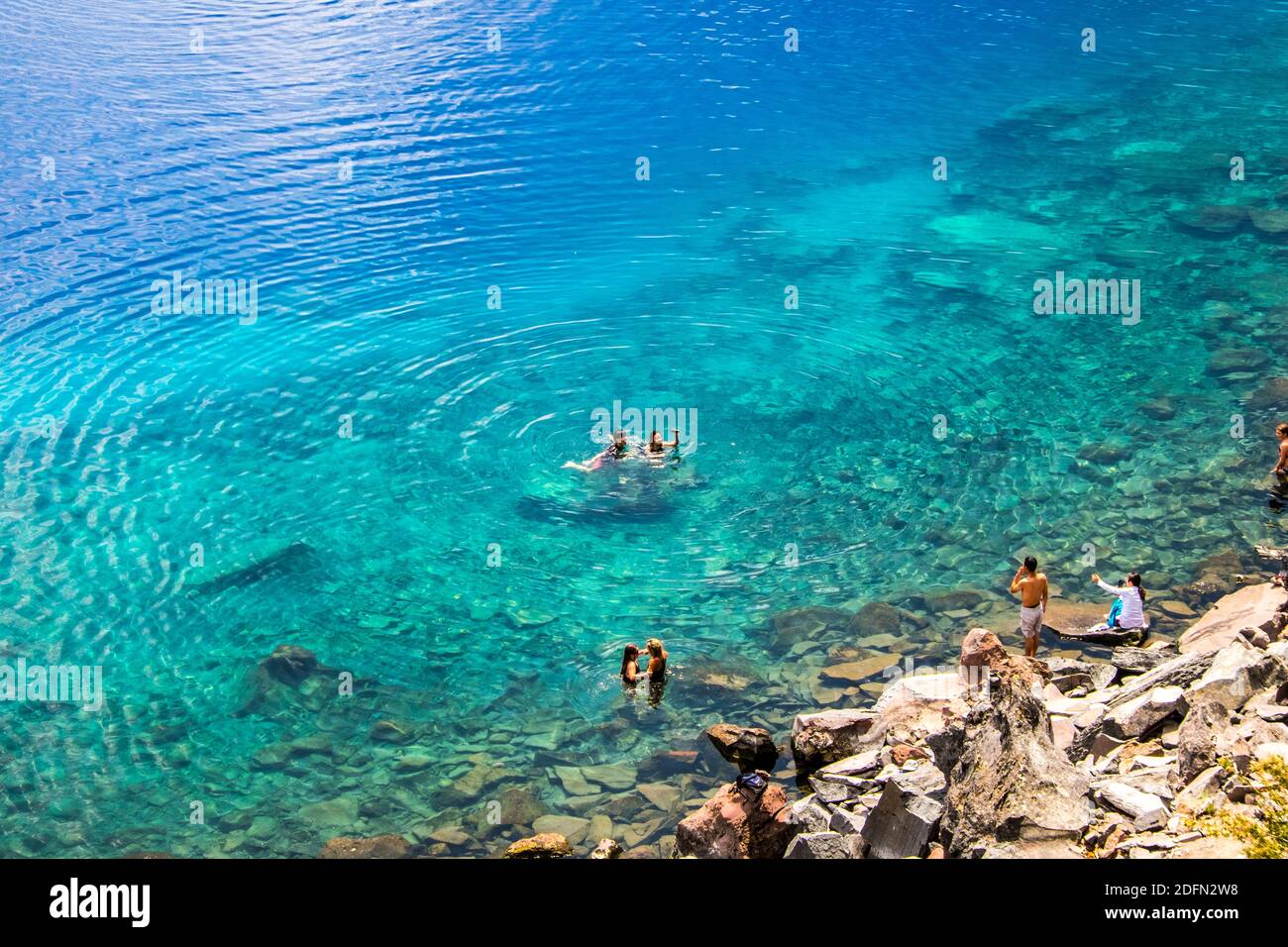 Die Menschen schwimmen im blauen Wasser des Crater Lake, Oregon, USA Stockfoto