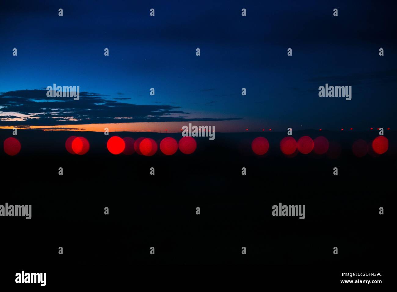 Rote Lichter von Windturbinen in der Great Plains in der Abenddämmerung, im Osten von Colorado, USA Stockfoto