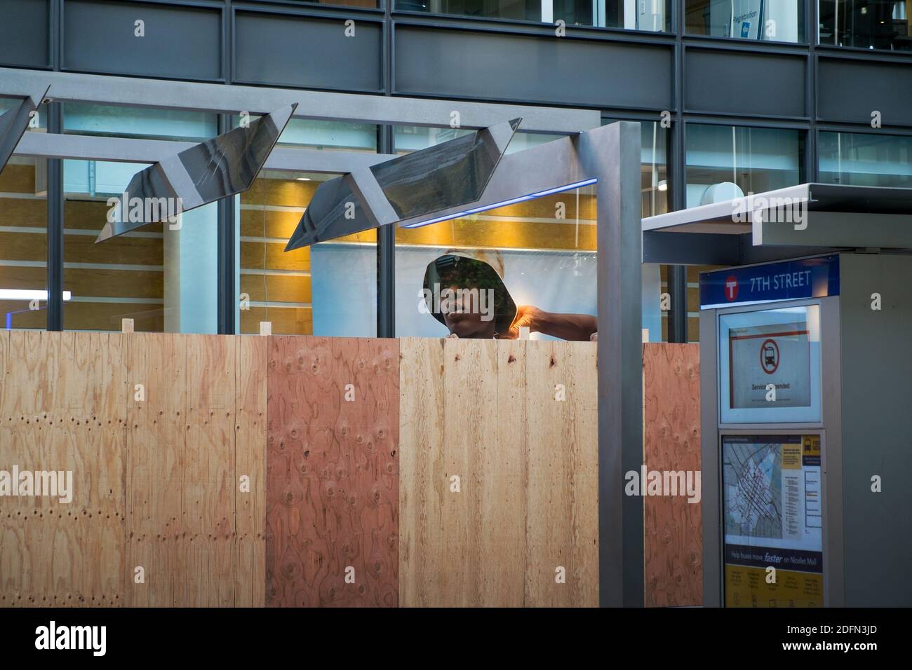 Ein Einzelhandelsgeschäft in der Innenstadt von Minneapolis, Minnesota, wird während der Proteste von George Floyd im Sommer 2020 eingekleidet Stockfoto