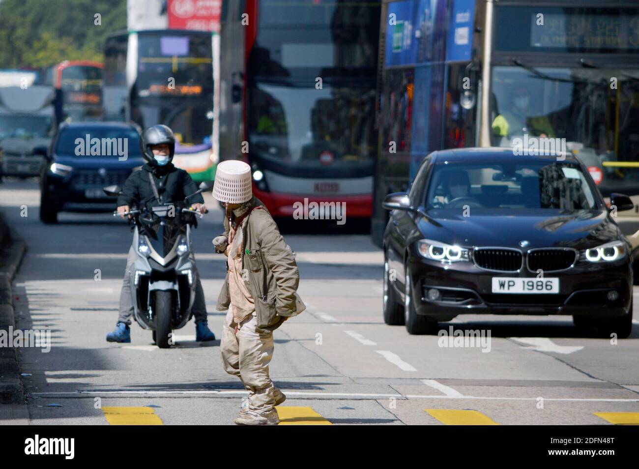 Street Person Crossing Cheung Sha Wan Road in Sham Shui Po, Kowloon, Hong Kong Stockfoto