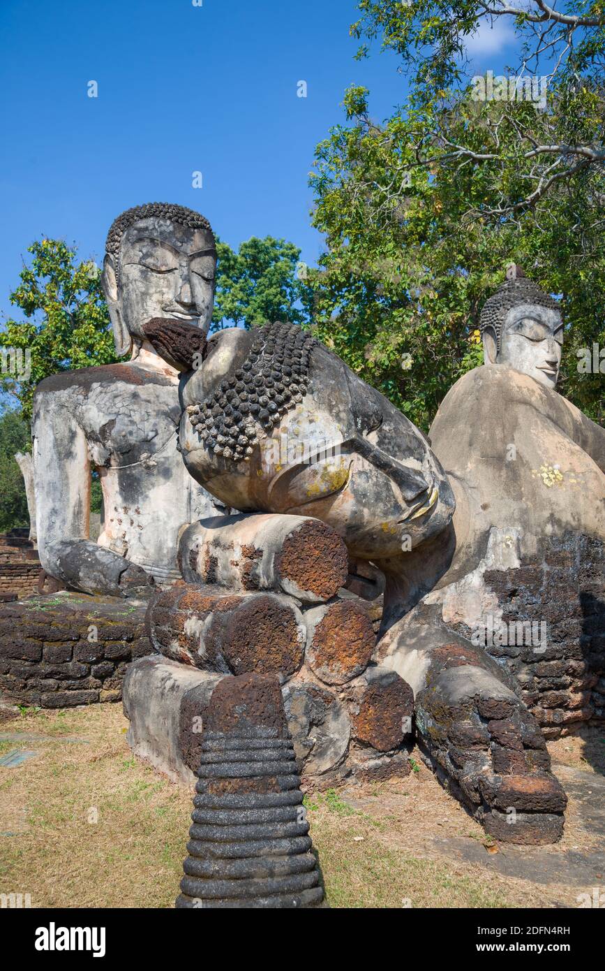Alte Buddha-Statuen auf den Ruinen des buddhistischen Tempels Wat Phra Kaew. Kamphaeng Phet, Thailand Stockfoto