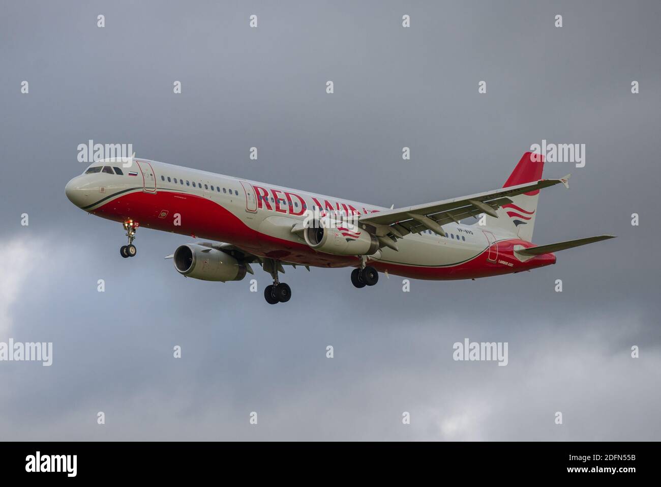 SANKT PETERSBURG, RUSSLAND - 28. OKTOBER 2020: Airbus A321-200 (VP-BVO) Red Wings Airline Nahaufnahme vor dunklem Himmel Stockfoto