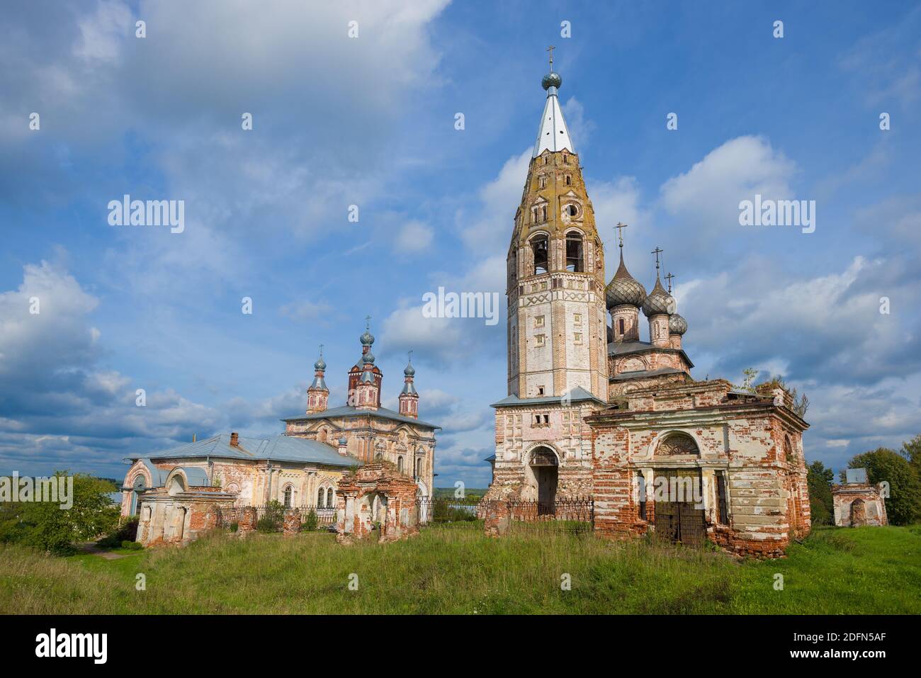 Die alten orthodoxen Kirchen des Dorfes Parskoje. Ivanovo Region. Russland Stockfoto