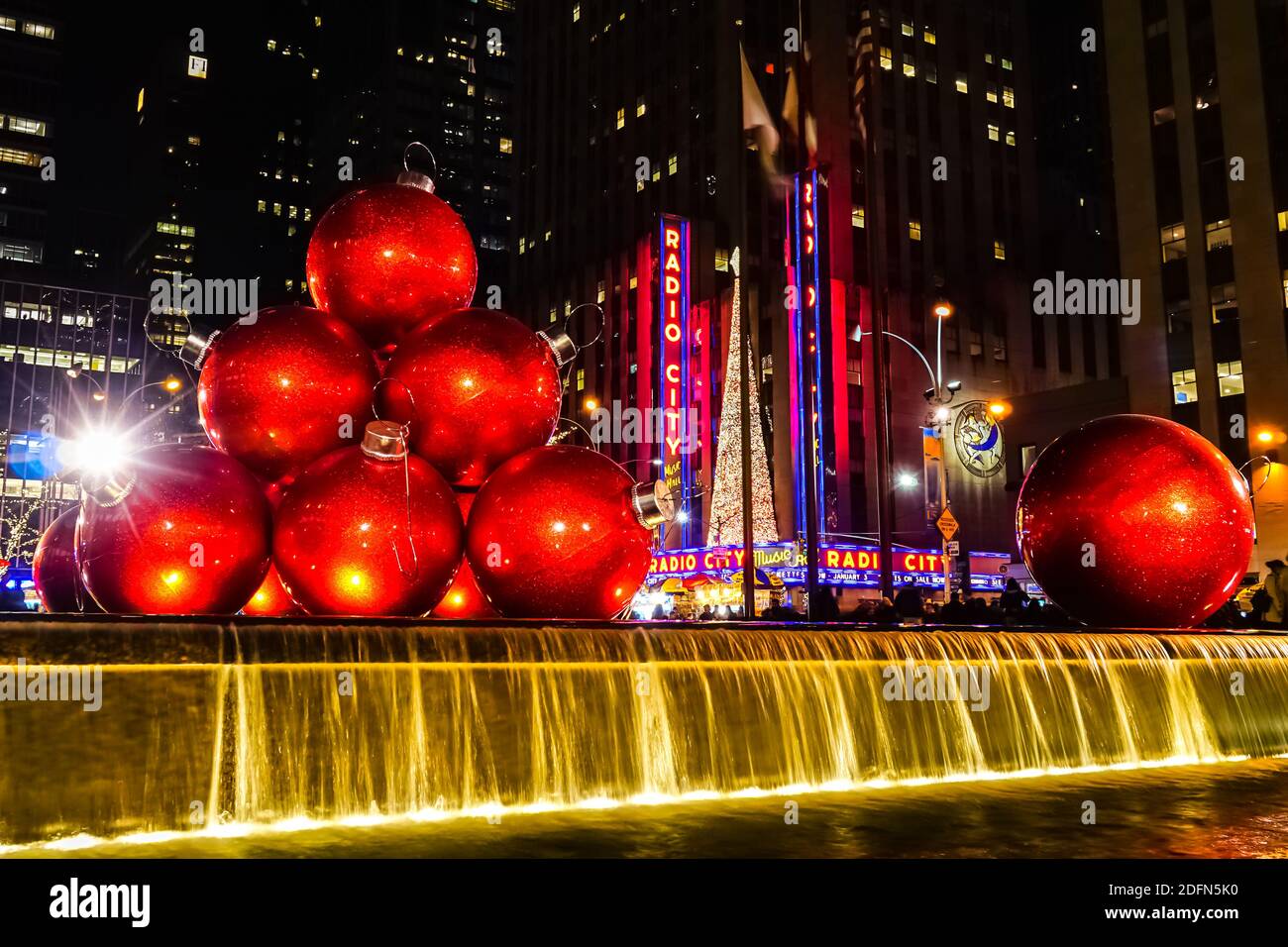 Weihnachtsdekoration in New York City mit Radio City Music Hall Weihnachtsbaum im Hintergrund 