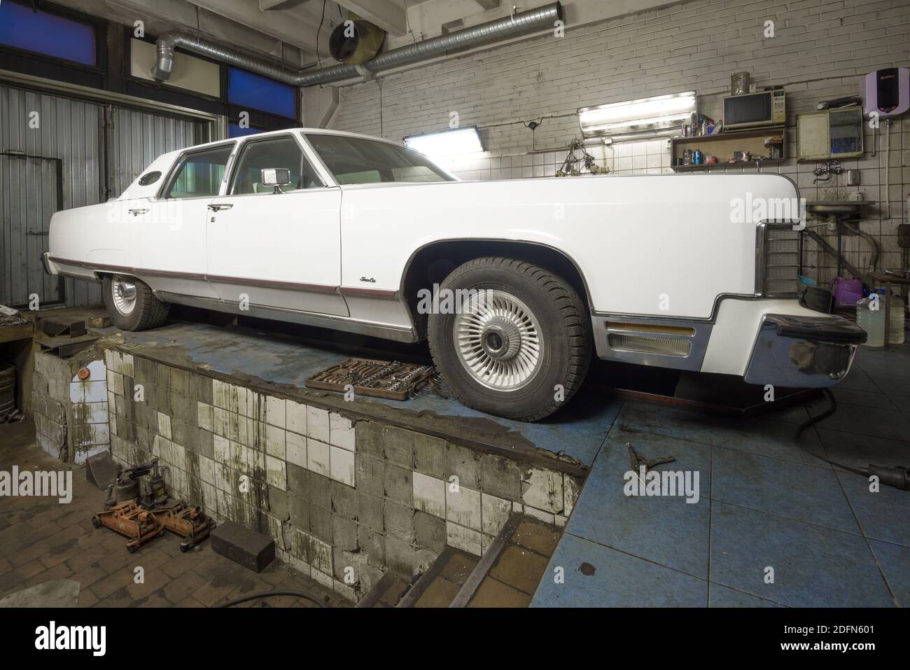 SANKT PETERSBURG, RUSSLAND - 24. NOVEMBER 2020: Amerikanische Limousine in voller Größe Lincoln Continental Town Car in einem alten Auto-Service Stockfoto