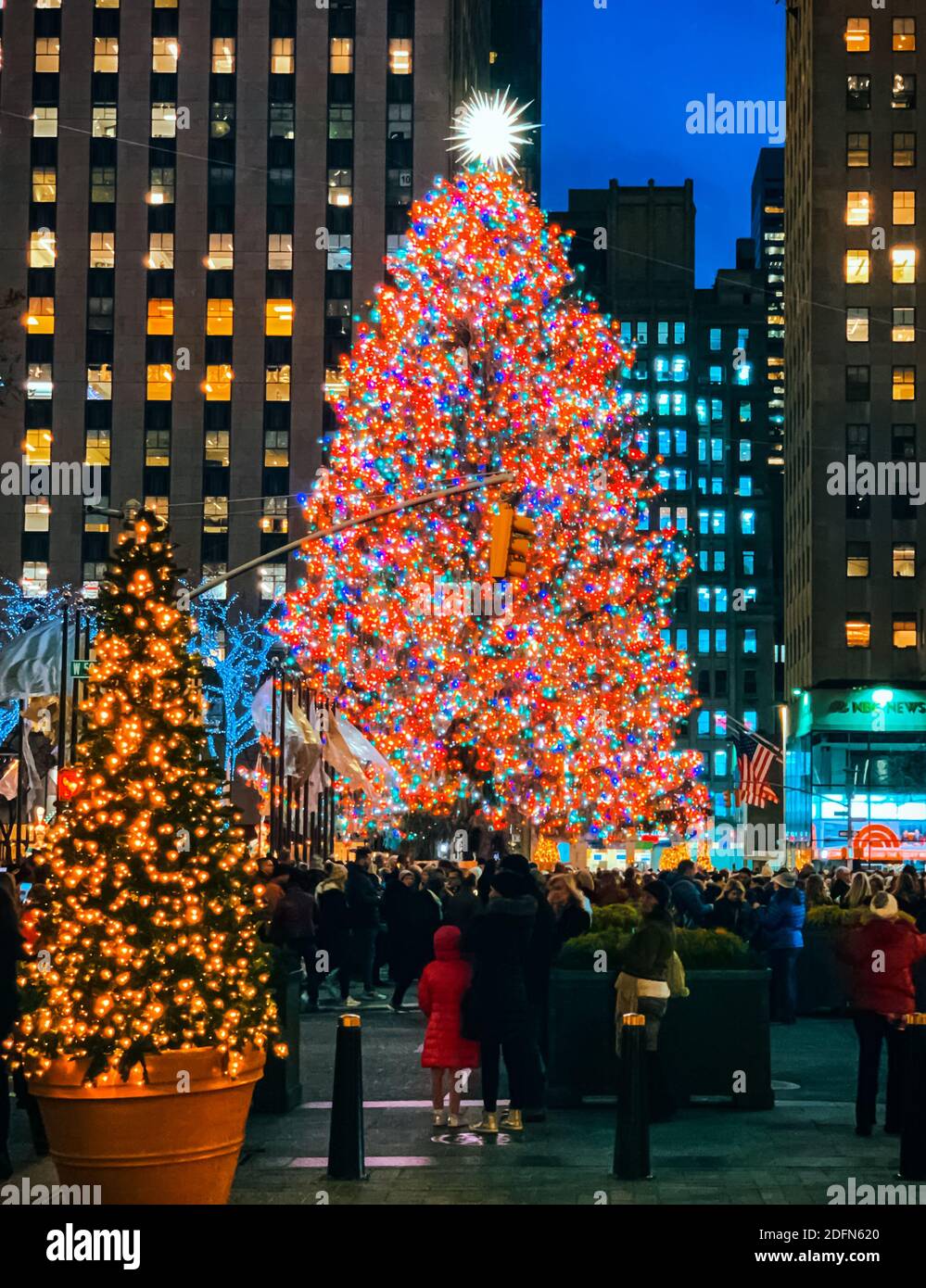 Rockefeller Center Weihnachtsbaum und Weihnachtsdekoration am Rockefeller Plaza vor dem Rockefeller Building in New York City Stockfotografie