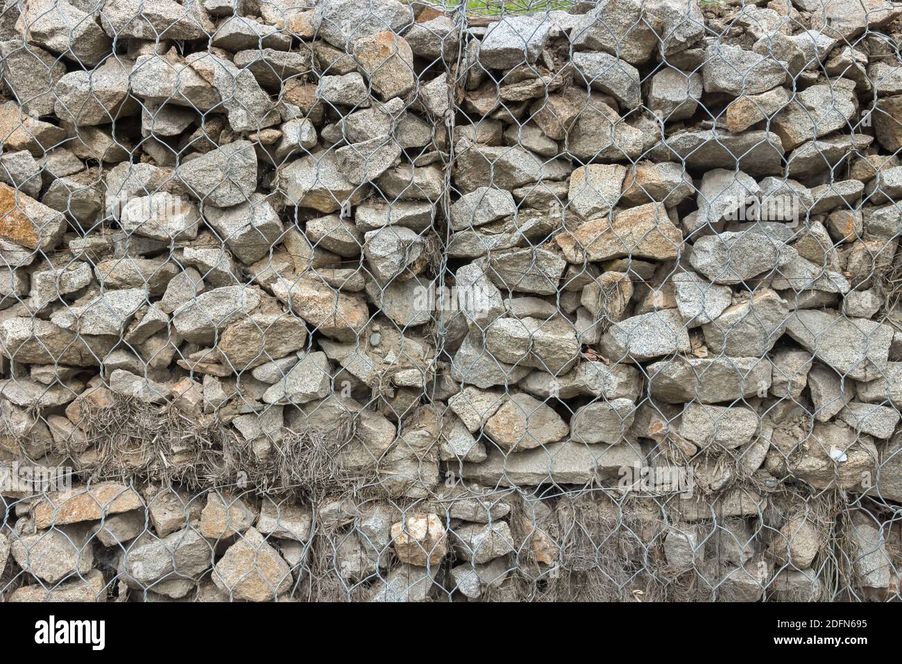 Wire gabion rock fence Fotos und Bildmaterial in hoher Auflösung Alamy