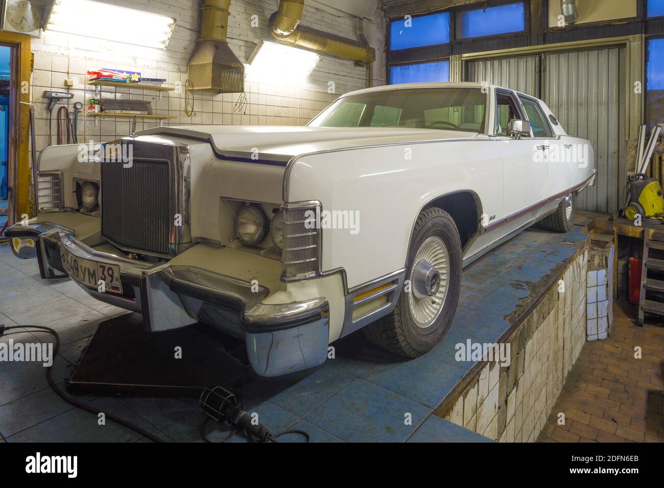 SANKT PETERSBURG, RUSSLAND - 24. NOVEMBER 2020: Klassische amerikanische Limousine Lincoln Continental Town Car 1977 Modelljahr in einer alten Autostation Stockfoto