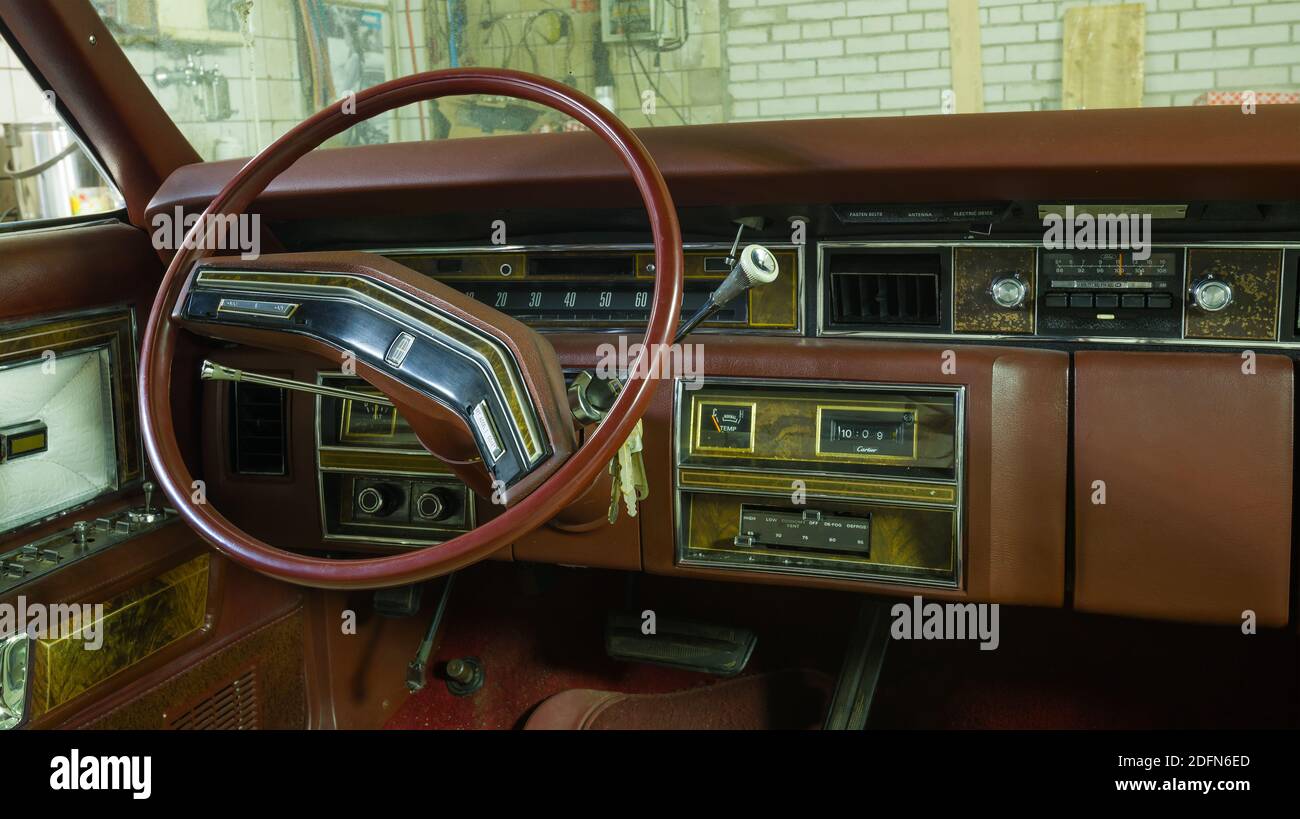 ST. PETERSBURG, RUSSLAND - 24. NOVEMBER 2020: Lenkrad und Armaturenbrett der klassischen amerikanischen Limousine Lincoln Continental Town Car 1977 Modelljahr cl Stockfoto