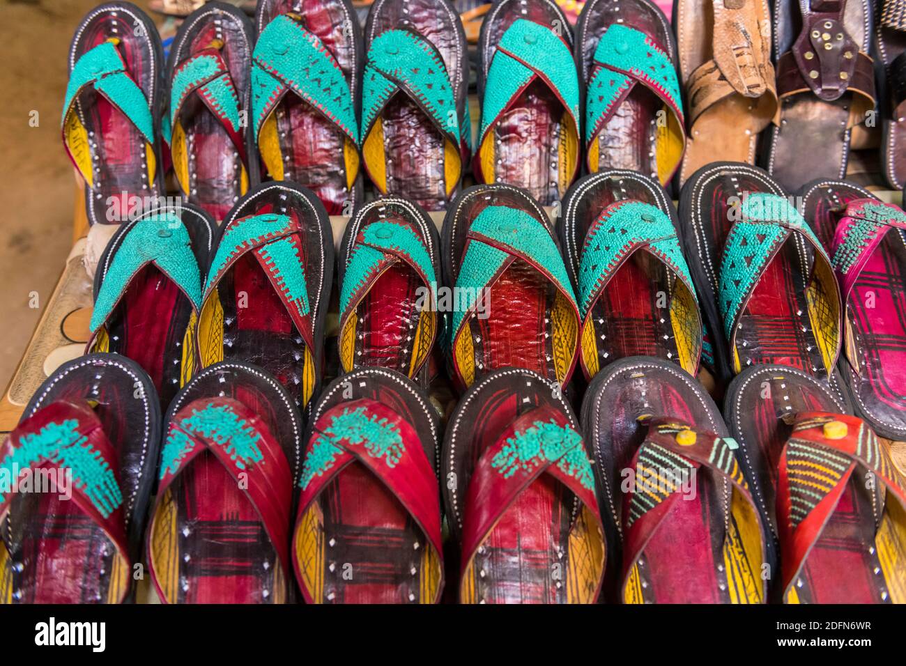 Verkauf von Pantoffeln, Sandalen, traditionelle Schuhe, Zentralmarkt, Agadez, Niger Stockfoto