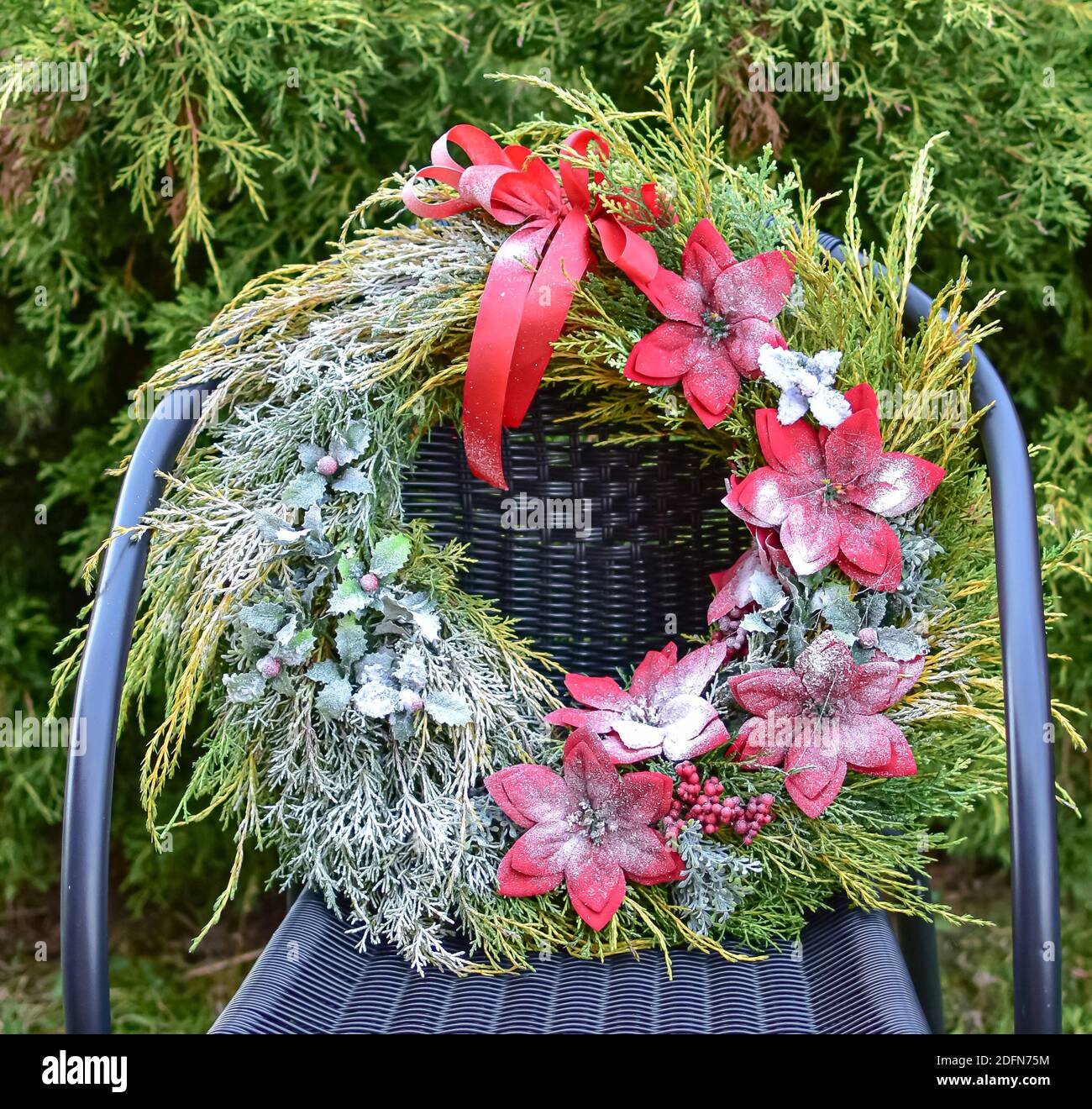 Weihnachtsdekoration, Weihnachten, Weihnachtskranz in roten und grünen Farben. Stockfoto