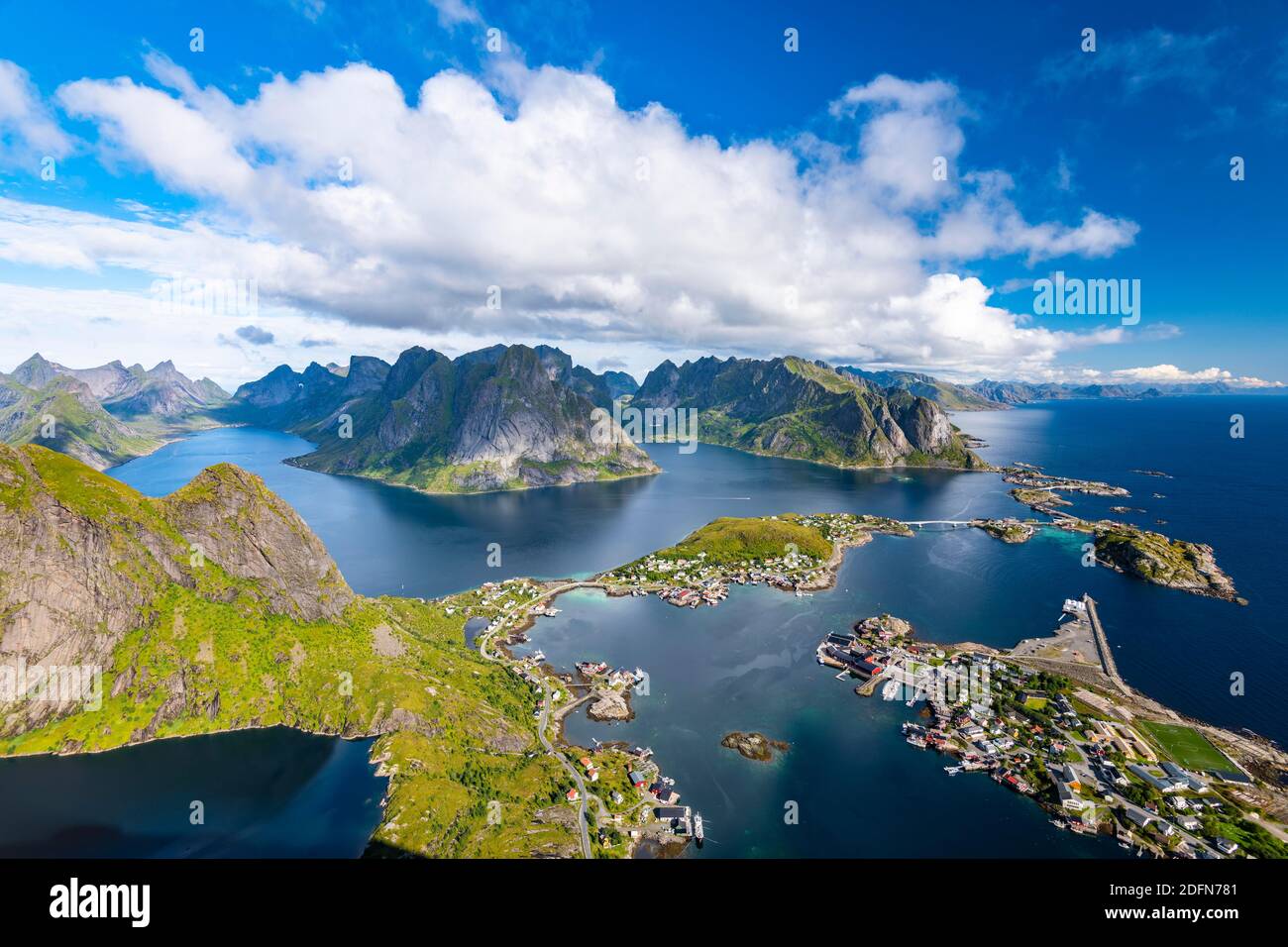 Blick vom Reinebringen auf das Fischerdorf reine, Fjord mit Inseln und Bergen, Reinefjord, Lofoten, Norwegen Stockfoto