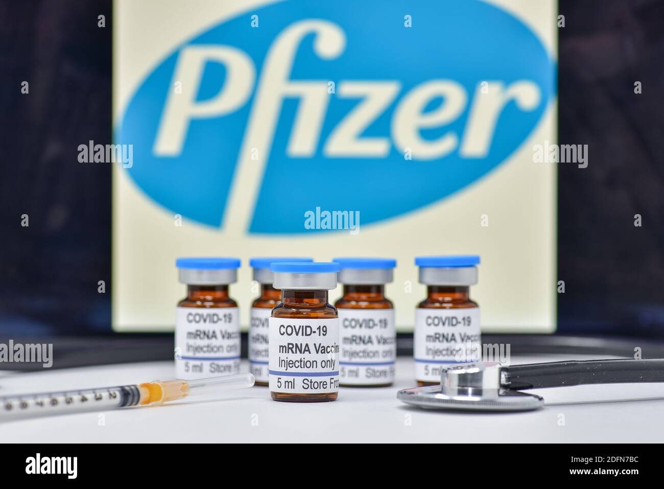 Neuartige Coronavirus COVID-19 mRNA-Impffläschchen. Illustratives Bild nicht das eigentliche Produkt Stockfoto